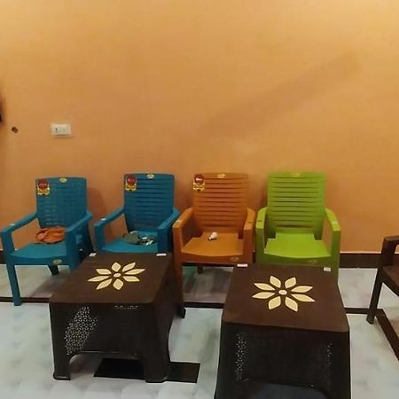 Aadi Shakti Bhawan Hotel Ayodhya Bagian luar foto
