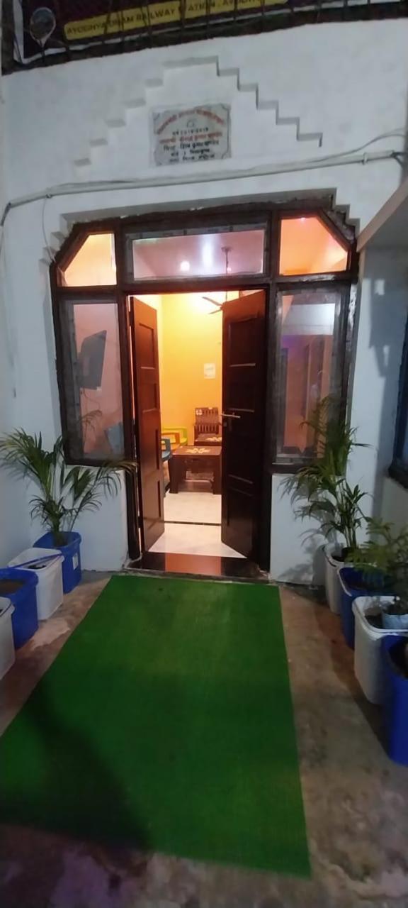Aadi Shakti Bhawan Hotel Ayodhya Bagian luar foto